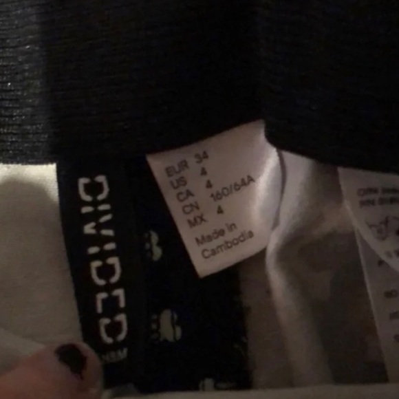 H&M Black and white X pattern zip front skirt - Picture 6 of 7